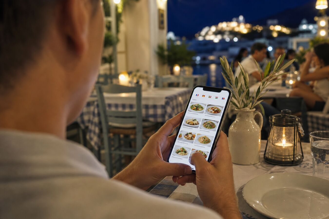 Επισκέπτης σε ταβέρνα που διαβάζει πολύγλωσσο ψηφιακό μενού στο κινητό.